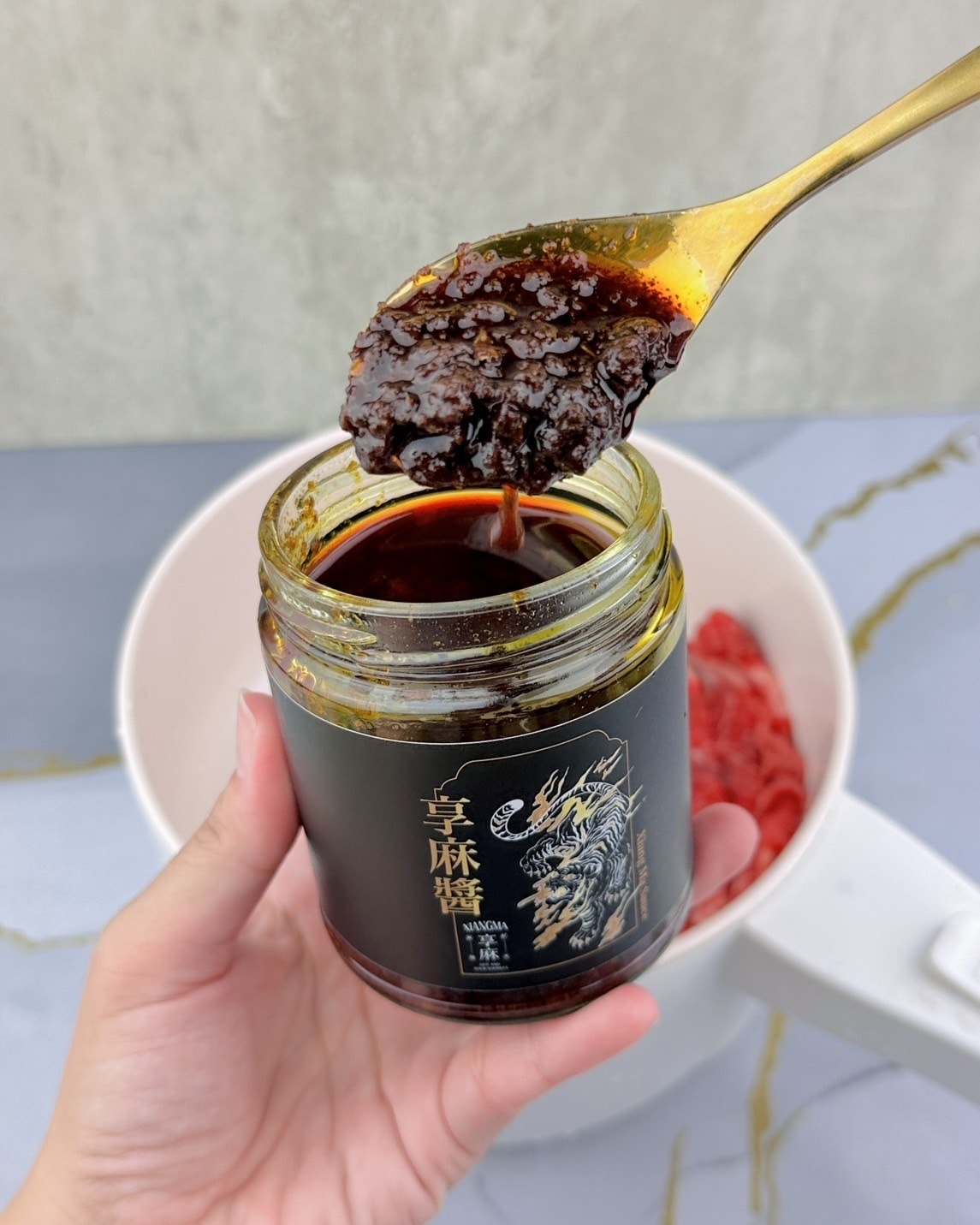 【懶人料理】輕鬆做出麻辣肥牛麵!家家戶戶必備「享麻醬」炒菜拌