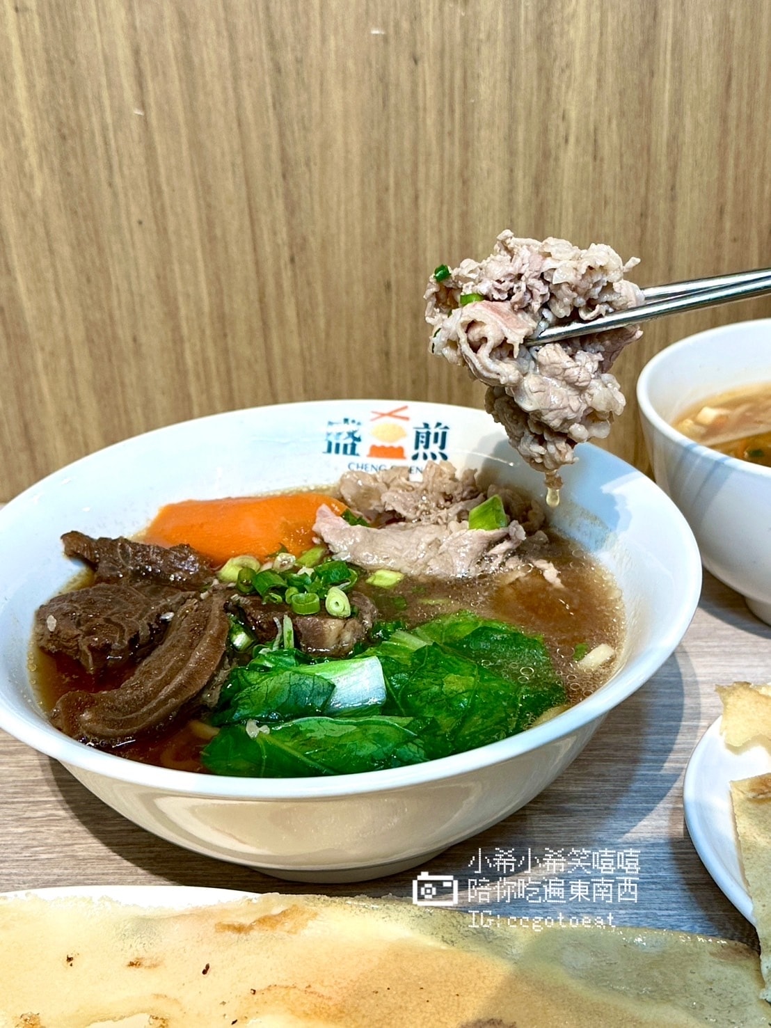 【新竹】脆皮控必吃!!巨城美食街的超好吃鍋貼!!「盛煎潮牌鍋