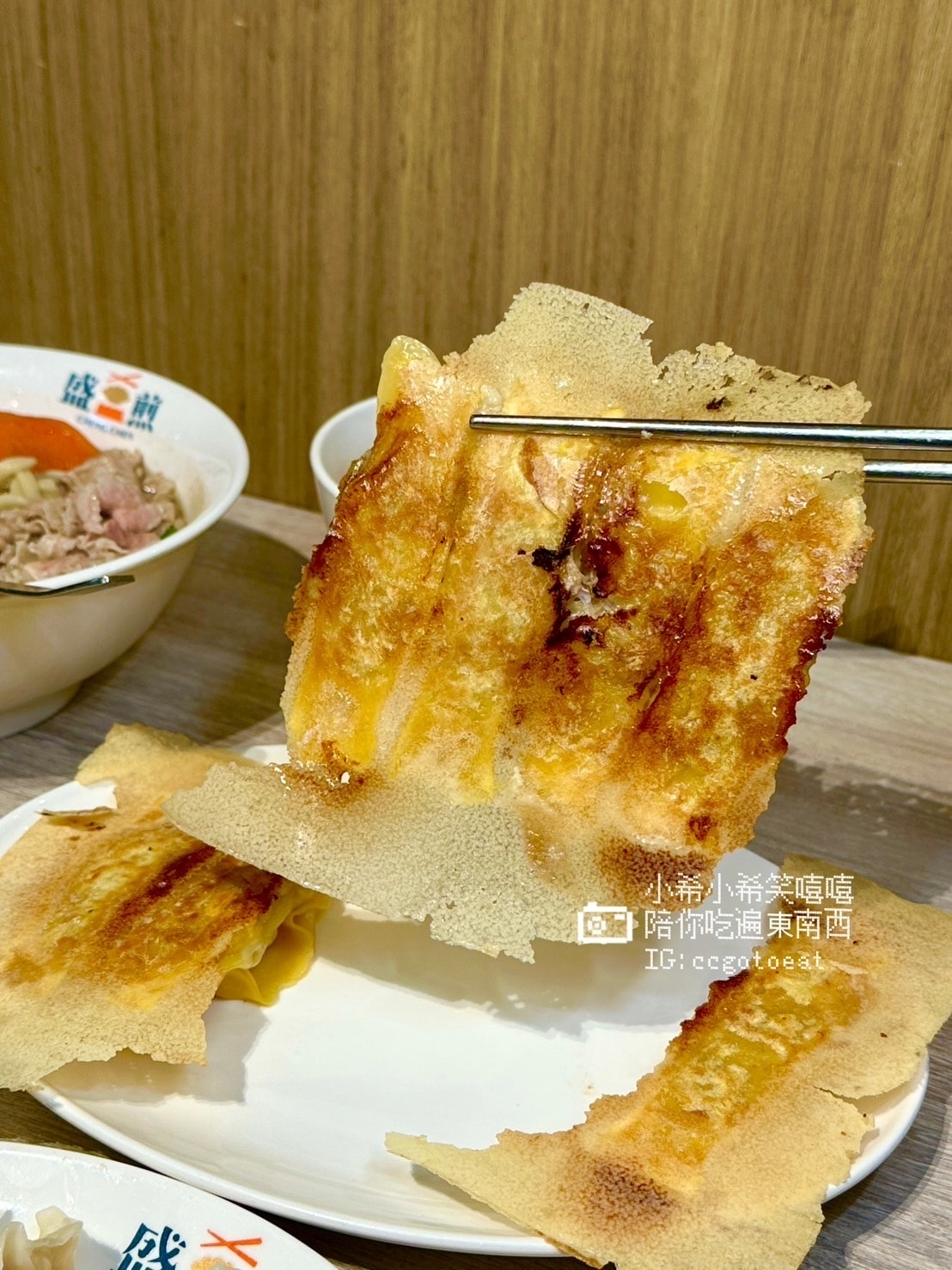 【新竹】脆皮控必吃!!巨城美食街的超好吃鍋貼!!「盛煎潮牌鍋